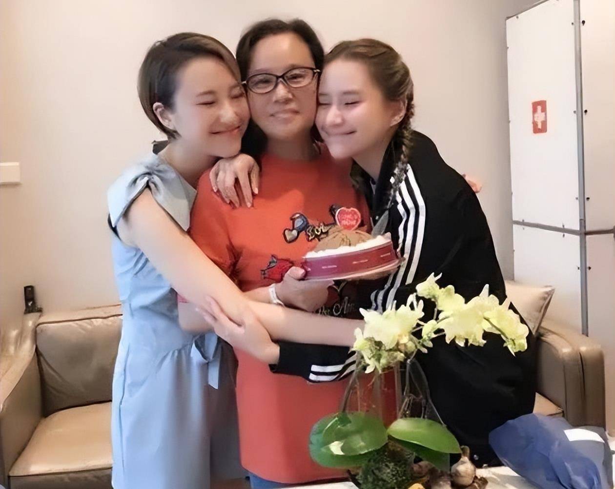 何超莲陪妈妈陈婉珍逛街,三太穿布鞋打扮低调_女儿_母亲_商业街