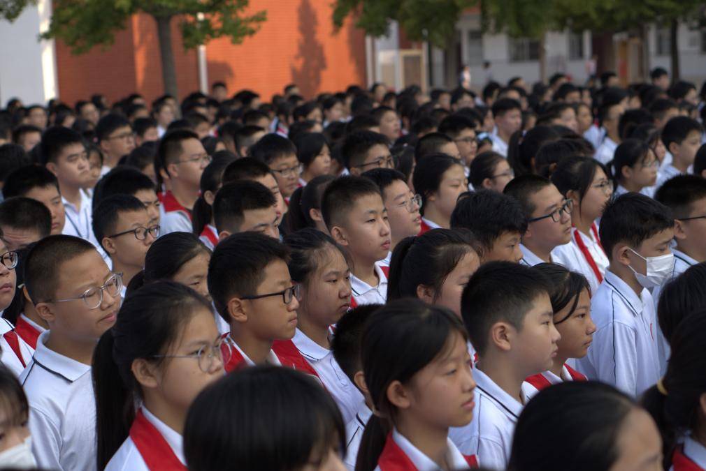 濮阳市油田十中以庄严的升旗仪式为本学期的工作开了一个好头,进一步