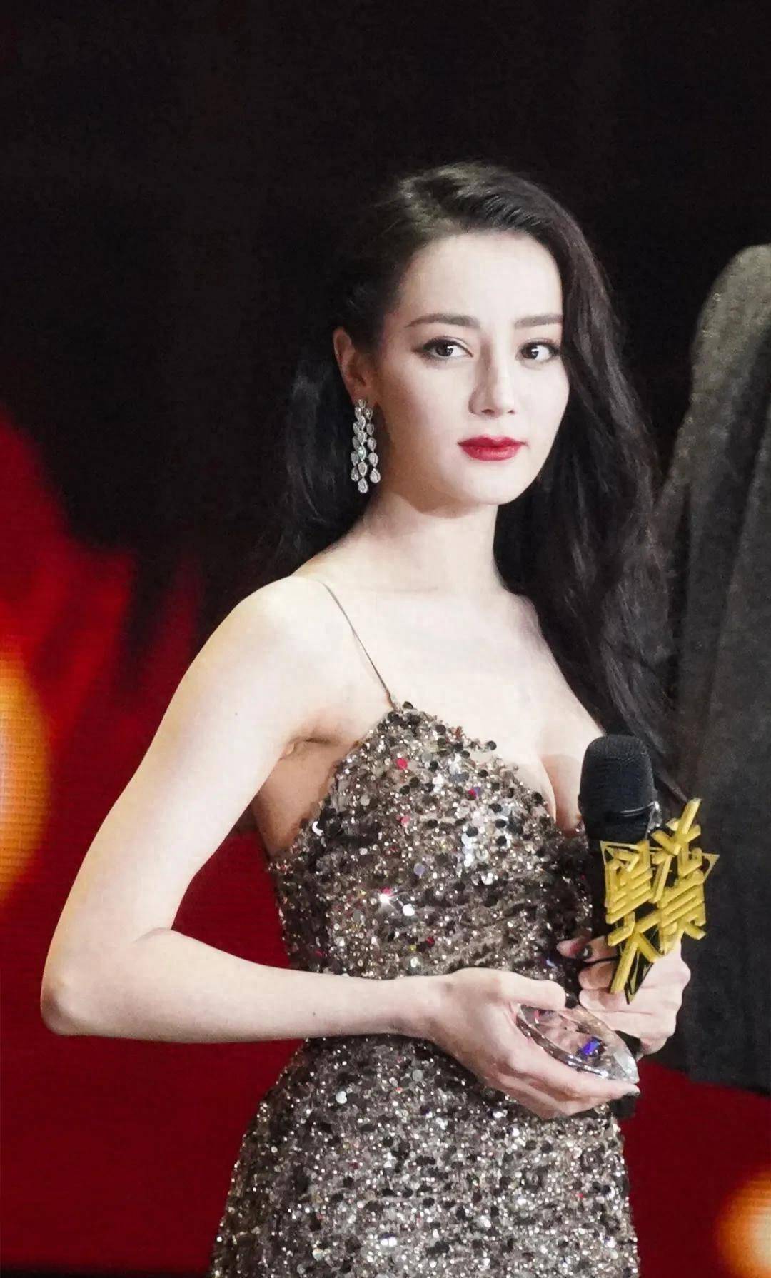 迪丽热巴美照展示深v镀金长裙,雍容大方,秀出好身材_气质_魅力_金色