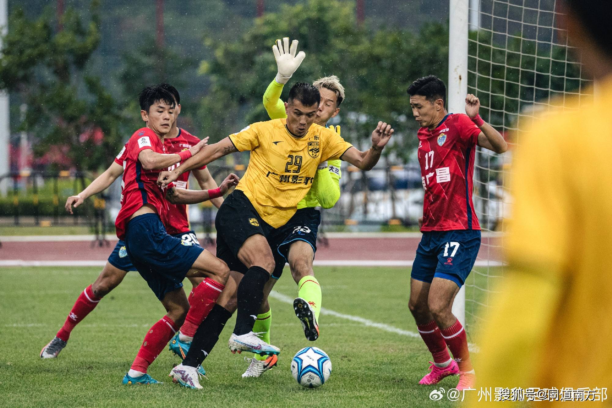 下半场易边再战,广西恒宸连换三人,撤下杨冰,任康康和李翰博,换上王