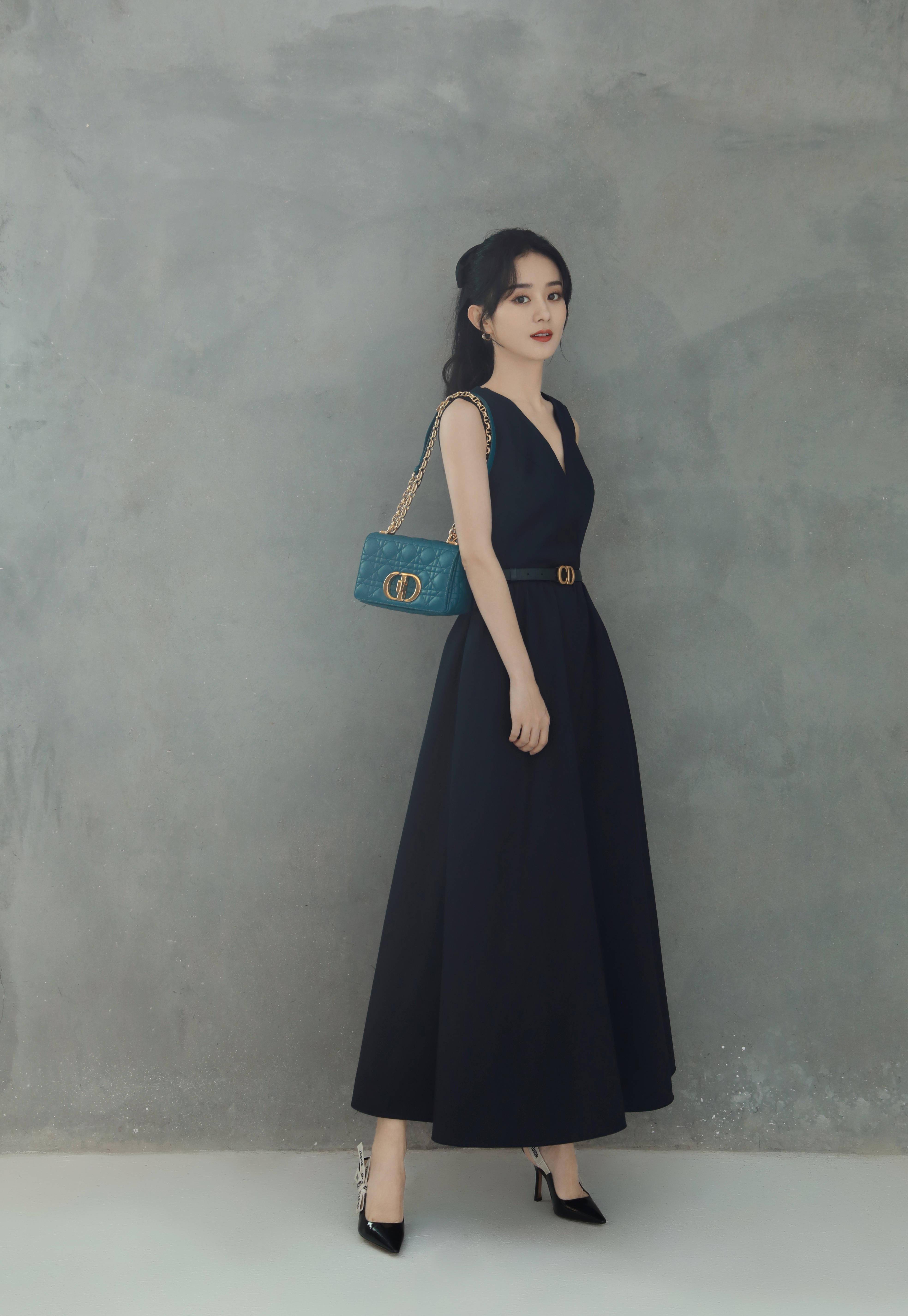 赵丽颖化身boss,奶白色西服套装干净利落,眼神坚定迷人_时尚_明星