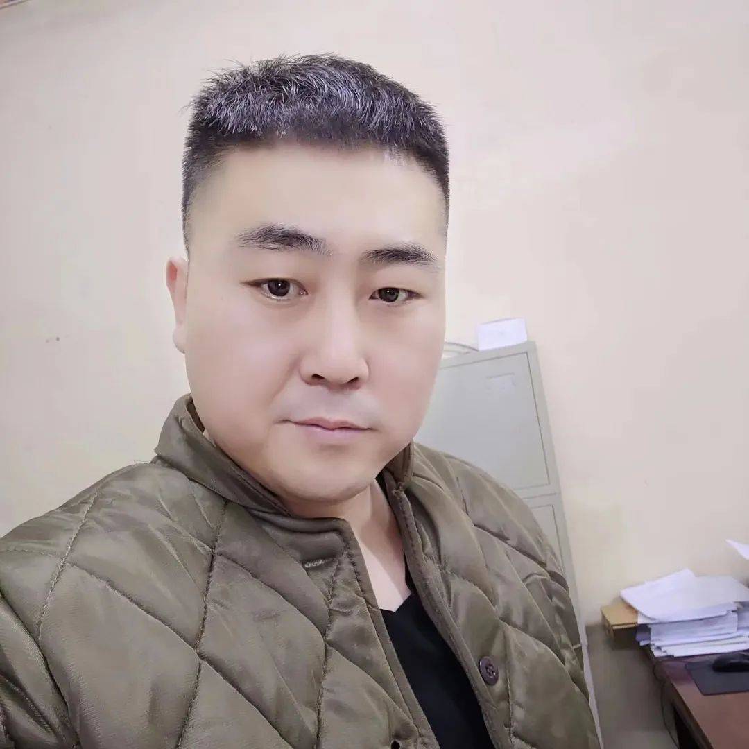 迁安小伙张鹏救火的样子真帅!_灭火器_货车_军人