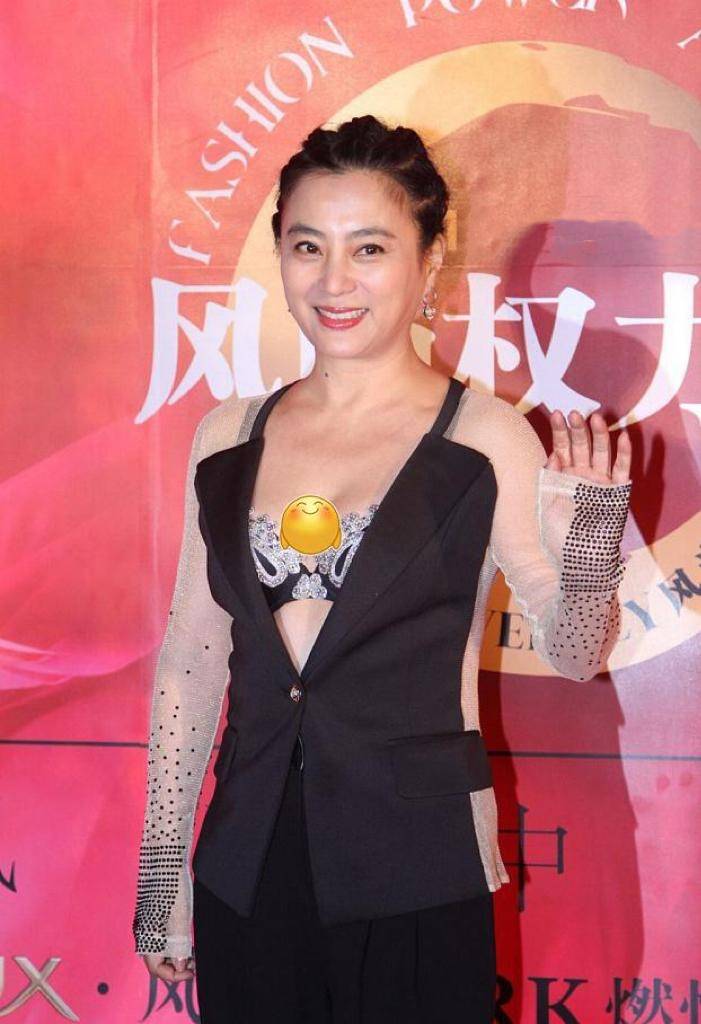 李玲玉放飞自我,西装只系一颗扣子并且真空上阵,年龄越大越饱满_内衣