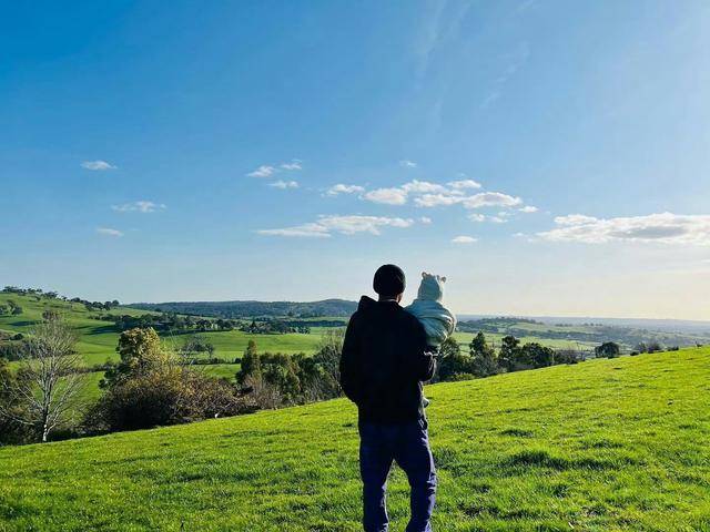 周杰伦晒与三胎温馨同框,感慨孩子长太快,1岁小女儿已学会走路_背影