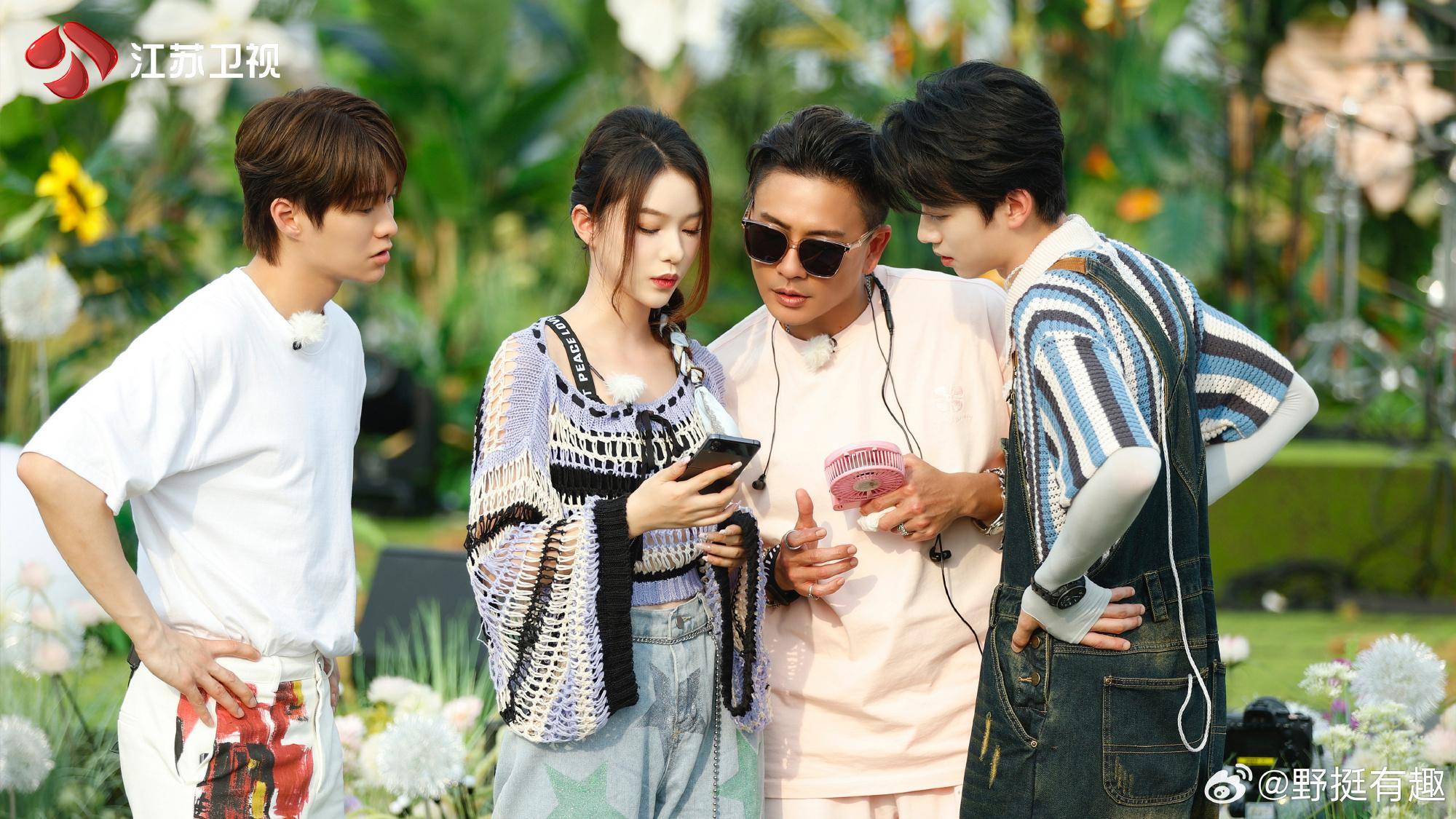 要让将"宅"与"躺平"挂在嘴边的年轻人,走出"空调wifi西瓜,葛优同款