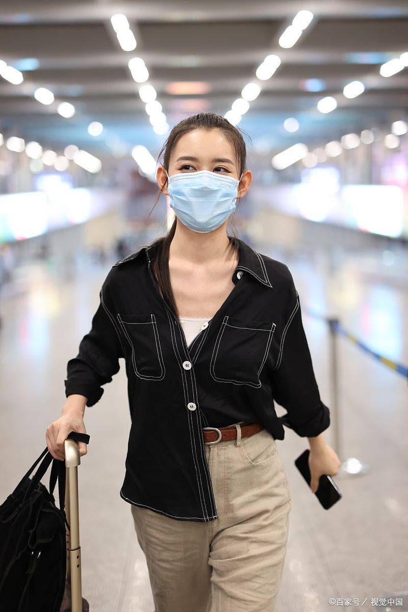 据报道,蒋依依在2018年至2021年间,通过虚构业务,签订阴阳合同等手段