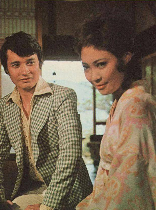 他一边拍门一边大喊大说,指责萧芳芳不体贴他婚后不久秦祥林便暴露本