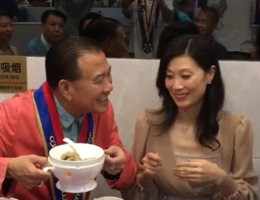 16岁的女子郭明黎,无论是皮肤还是身材,都得到了适当的美丽,看到比