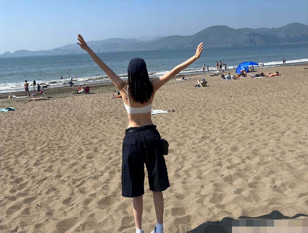 欧阳娜娜沙滩照引争议,内衣外穿露排骨身材,像没发育好的学生_照片