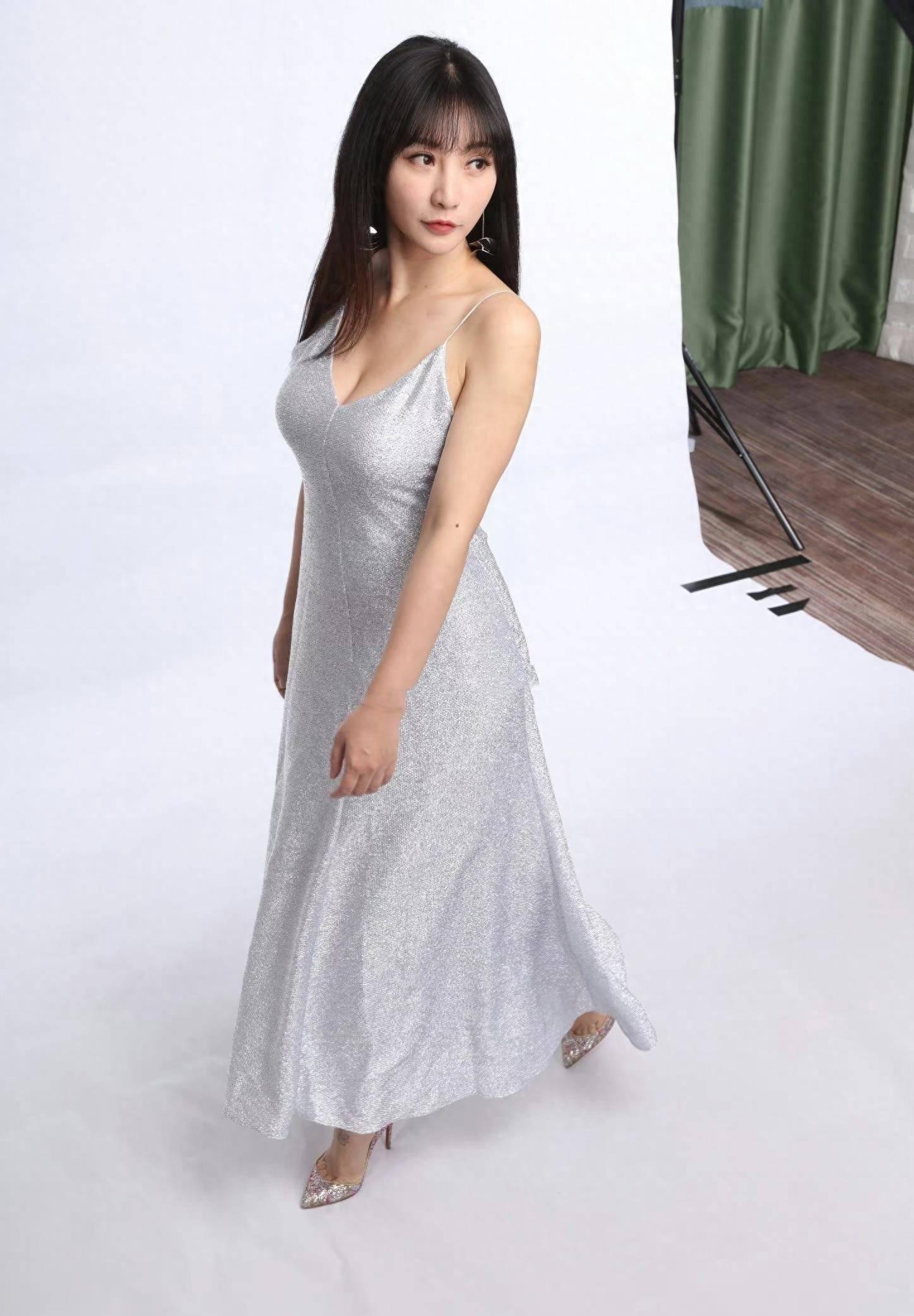 柳岩生图太真实,穿吊带裙秀"丰腴美",果然是胖一点更有韵味!