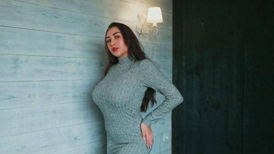 意大利两名模特戴牙套在斗兽场拍照,网友怒称:这是