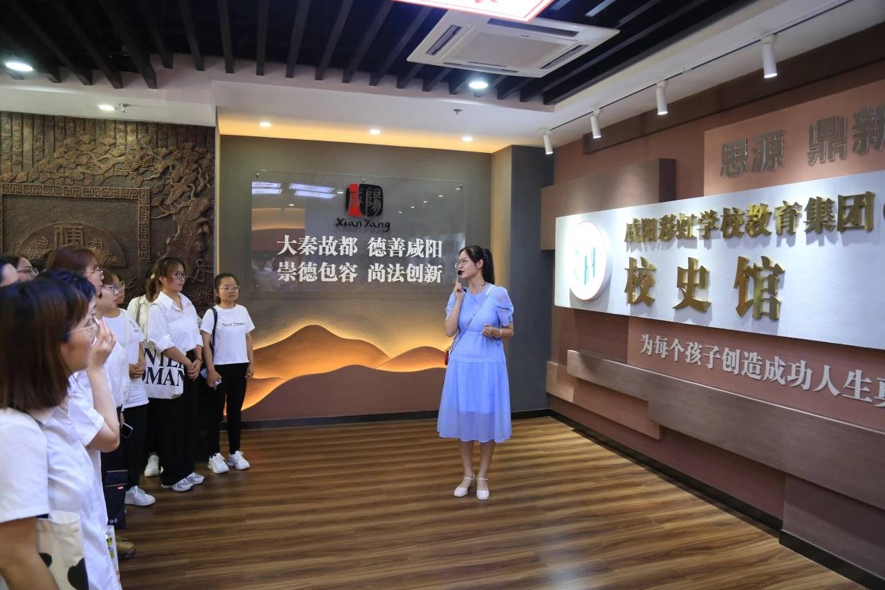 随后,党群办主任刘小溪带领新入职的教师一起学习了咸阳彩虹学校管理