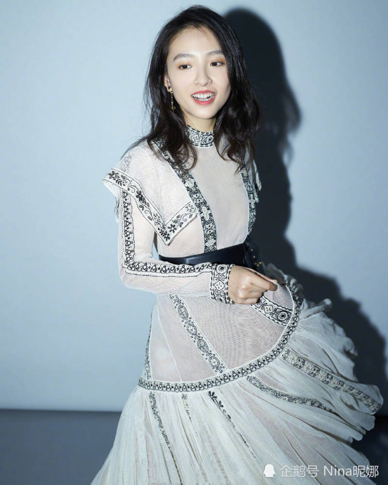 26岁吴倩高调了,束腰长裙浪漫优雅,步曳生姿,有种初恋的感觉_身材