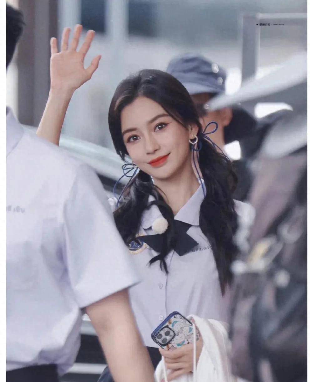 当杨紫和angelababy同穿黑色吊带裙时,女明星的颜值差距一目了然_杨颖