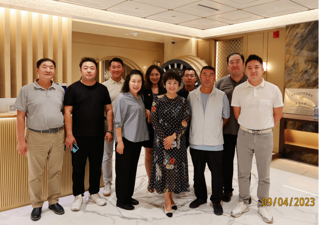 正大中心合影,正大侨商房地产开发有限公司总裁谢安(前排右1)热情接待