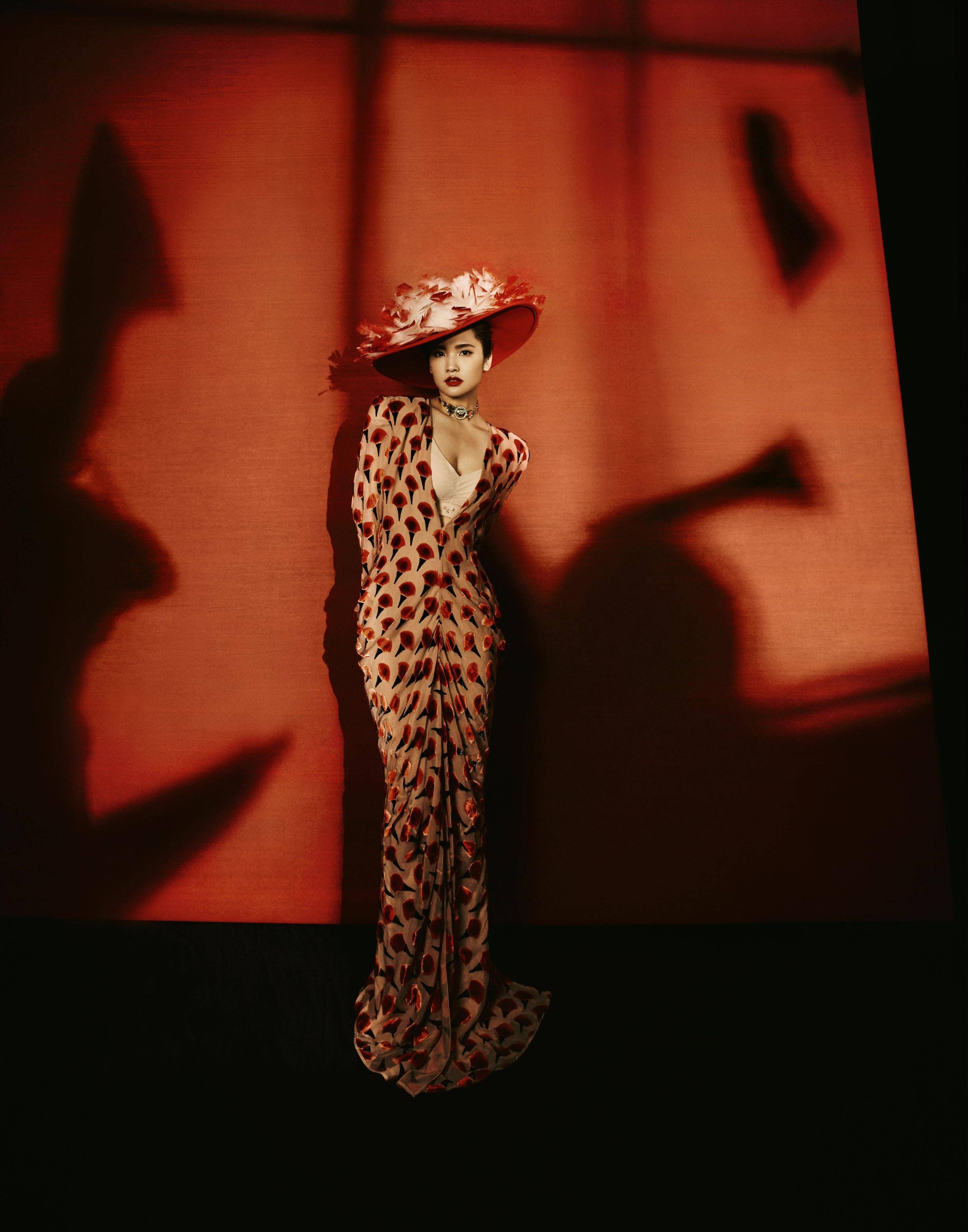 杨幂《时尚健康》季刊封面,身穿抹胸抹胸,像一只黑天鹅,光脚美腿