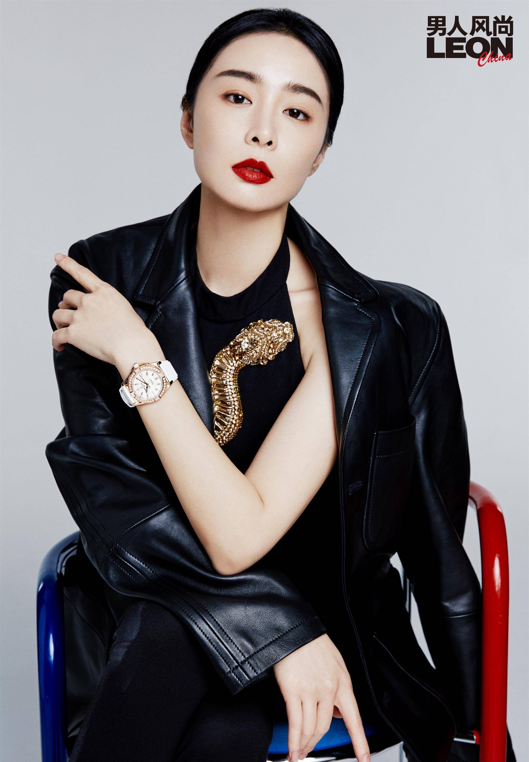 印花真丝衬衫搭配条纹西装,塑造干练女强人的形象.