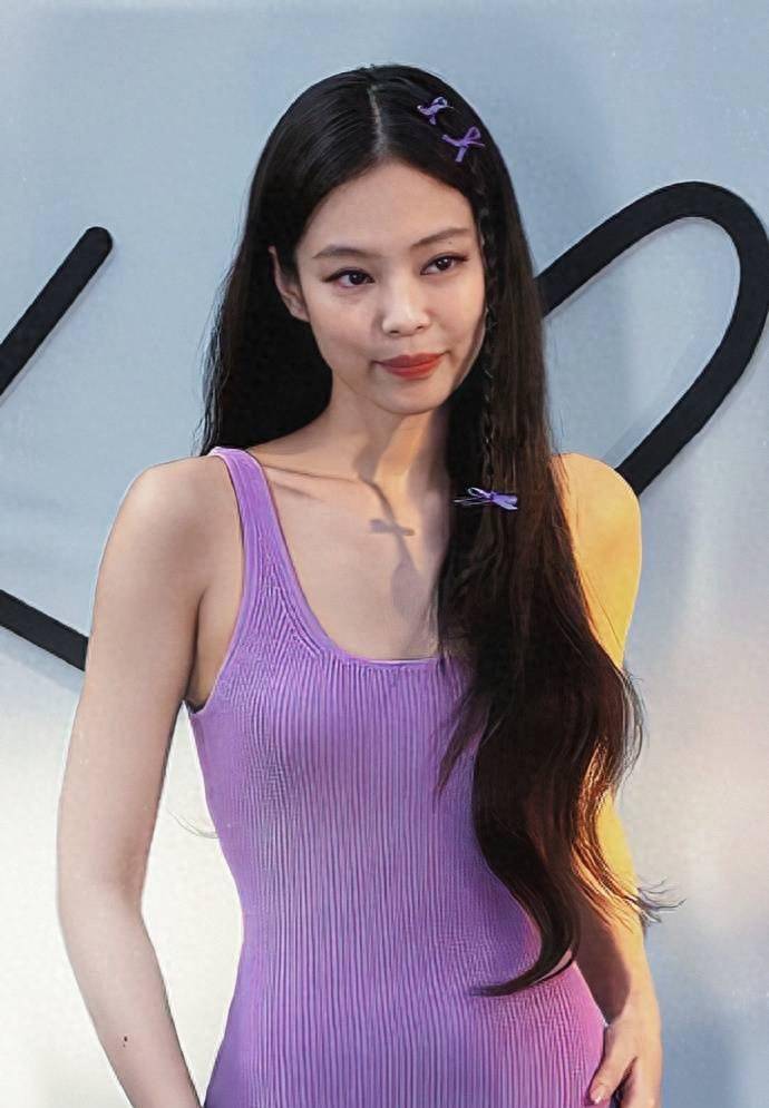 jennie身穿紫色吊带裙出席时尚品牌活动,秀出香肩和