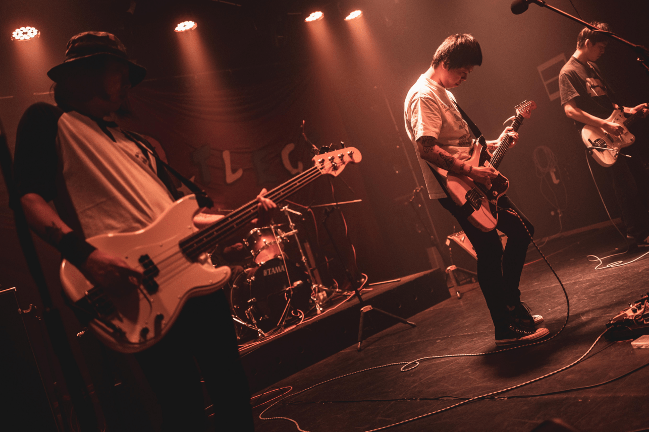 靴腿乐队 | 一杯冒着气泡的青岛啤酒_赵弘和_音乐_宝丽来