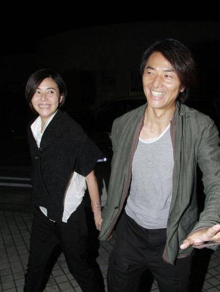 56岁郑伊健疑定居日本福冈!现身超市逛街购物高大帅气_生活_网友_妻子