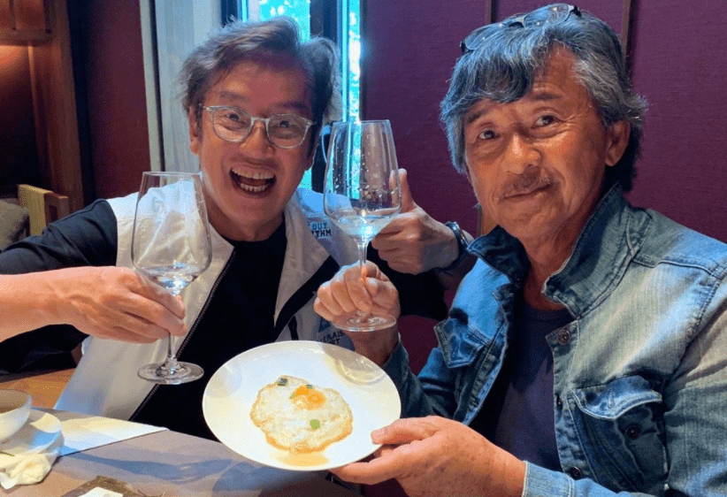 谭咏麟为林子祥庆73岁生日,开心互动似孩童,笑容满面状态极佳_lam