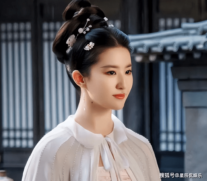 比如拍摄《金粉世家》的时候,她刚满15岁,拍摄《天龙八部》的时候,她