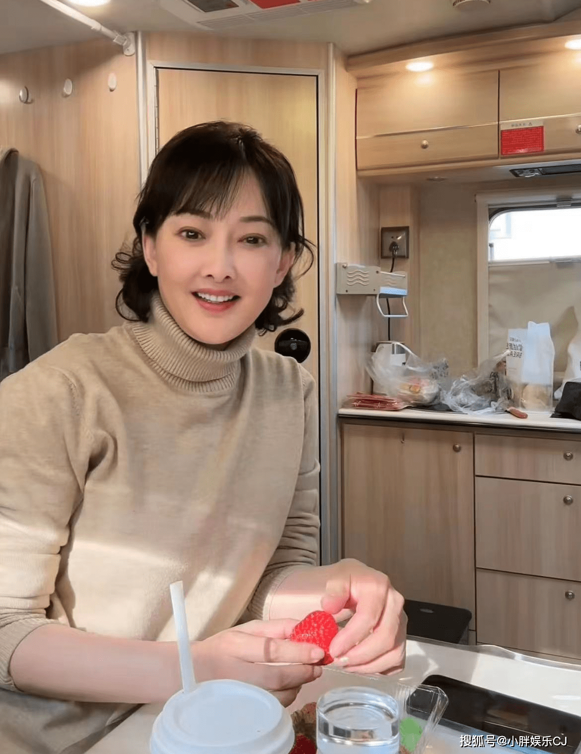 演员牛莉晒日常,素颜出镜状态憔悴,满头大汗健身老到认不出_自然_变化