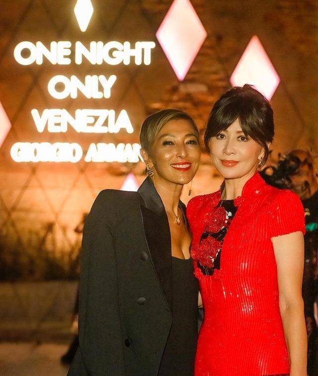 何超莲与刘嘉玲在威尼斯电影节共同出镜,展现名媛风采_气质_活动_交流