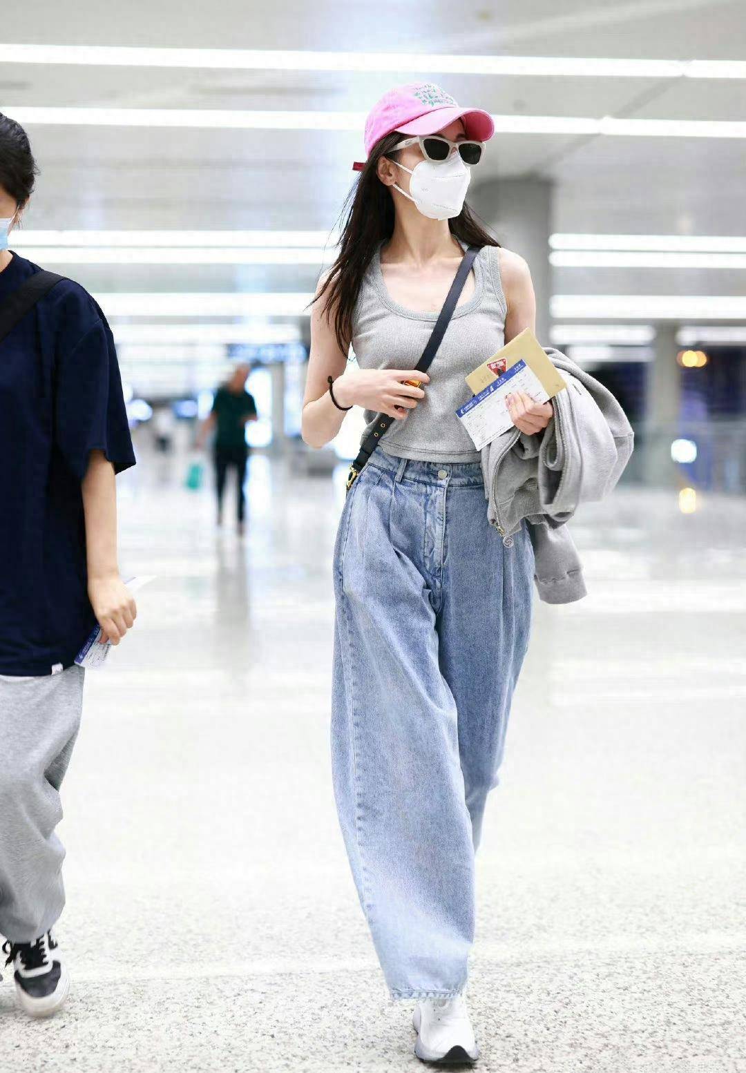 你还可以跟着迪丽热巴学习如何穿搭,挑选,总能满足你想要的造型.