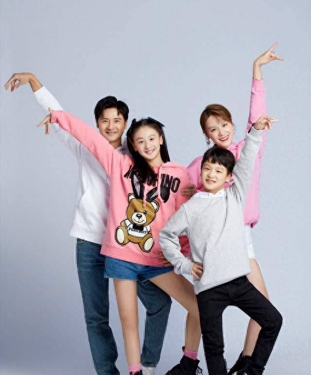 叶一茜晒全家福庆生,主动牵女儿手显亲昵,森碟姐弟身高直逼180_和田亮