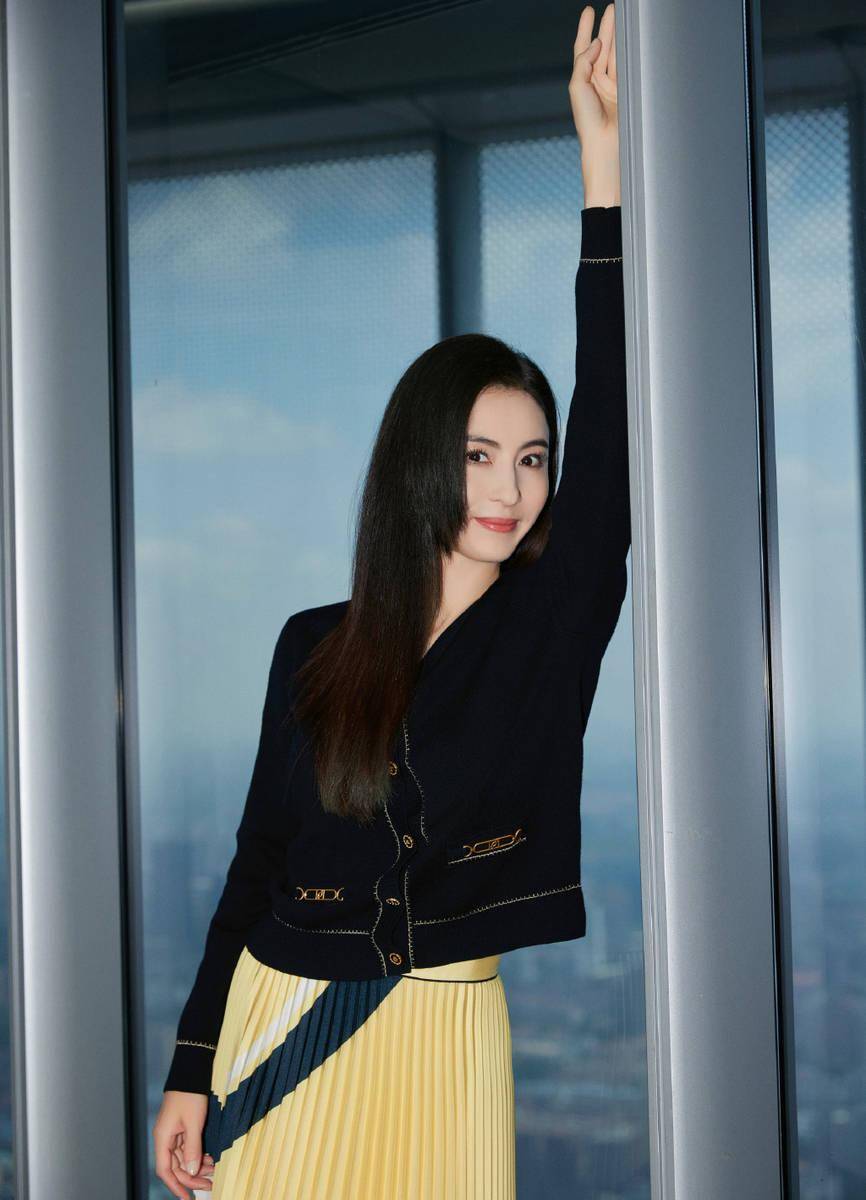 之后,张柏芝似乎沉寂了一段时间,直到2018年她突然宣布怀孕第三胎