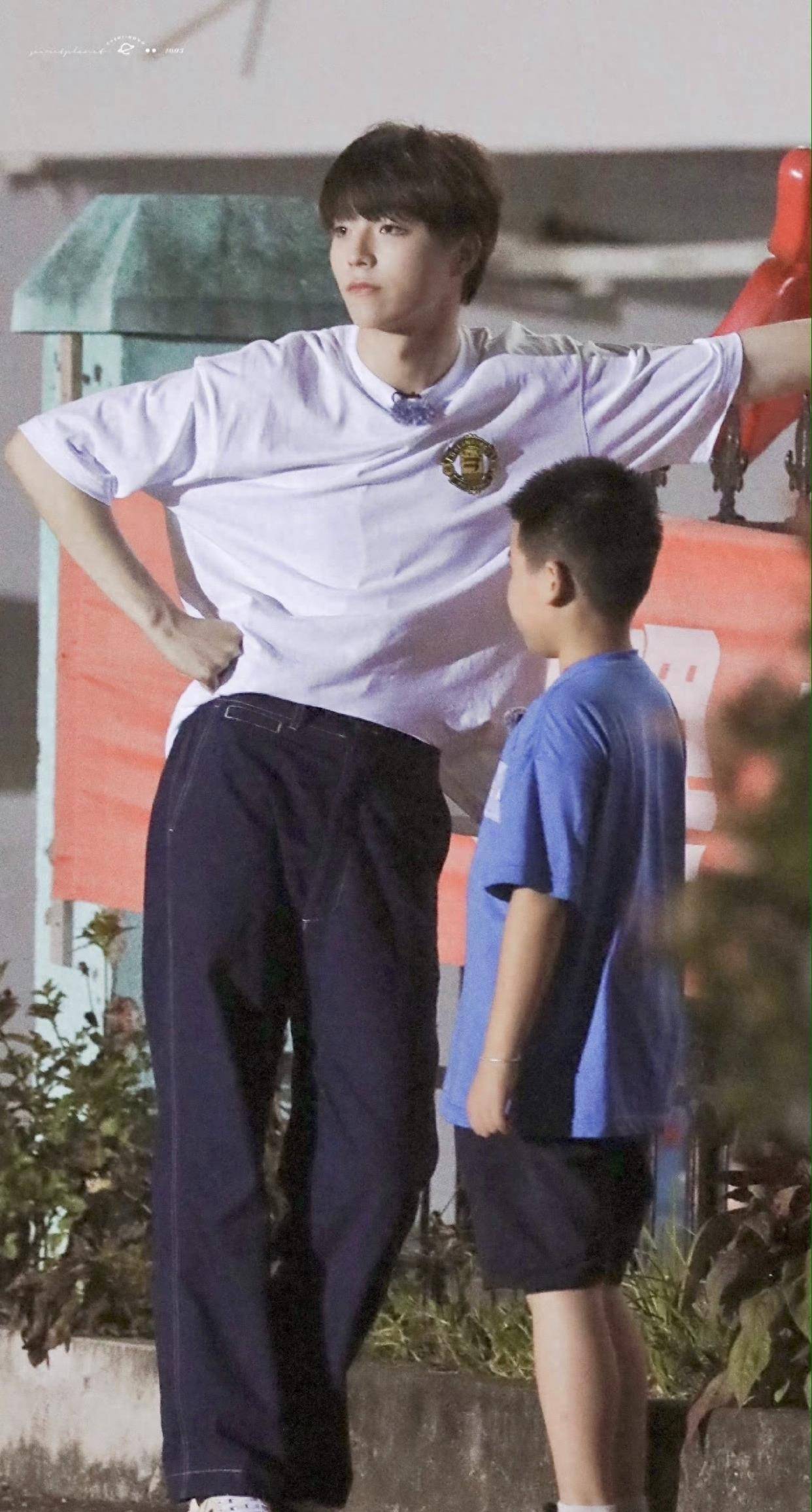 陈立农很暖心!开导内向小朋友多交朋友,网友:他真的好棒