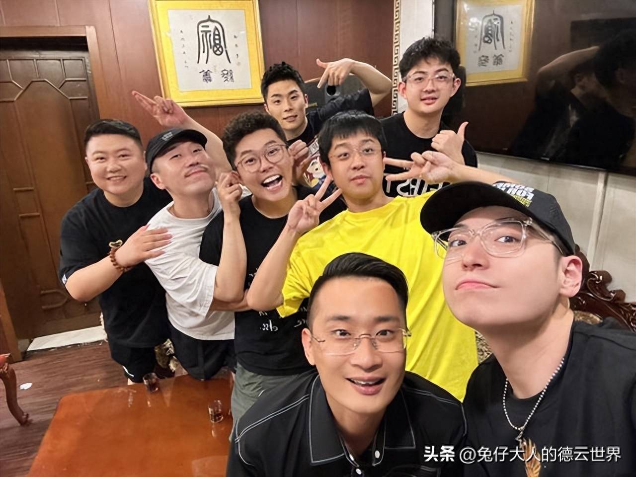德云社张九南凌晨发文,晒头九聚会照,网友:酒蒙子高九成喝多没_郭德纲