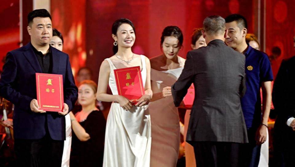 中国长春电影节参加了此次盛会,杨思一袭白裙优雅_长影_齐鲁_人才