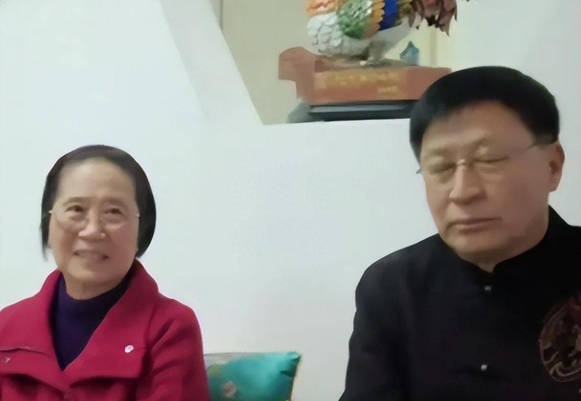 根据网友分享的照片来看,林星云的妻子似乎比他稍微年长一些,但她依然