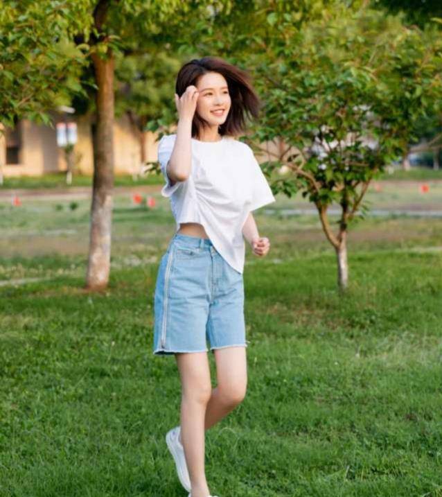 搭配"玉米秆"牛仔短裤和白色短袖,女神李沁放飞自我!_时尚_魅力_因为