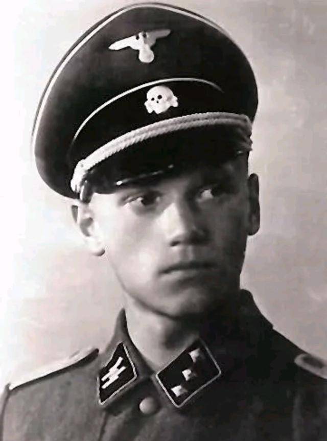 凭借着过人的战斗技能,很快成为一名纳粹党卫军上尉