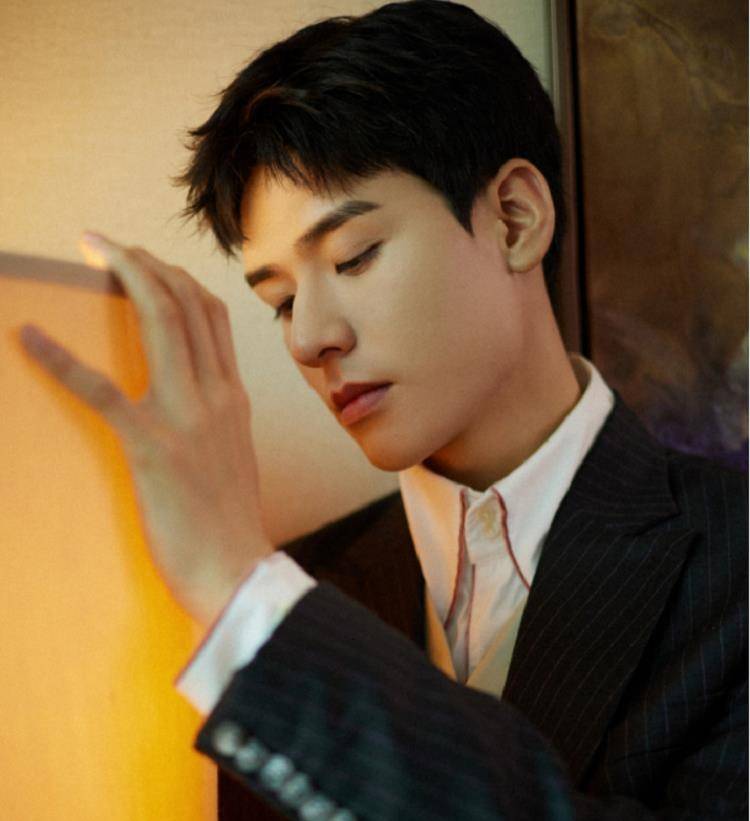 网友坐地铁偶遇龚俊,在路人镜头下的状态,生图颜值像自带美颜_时候