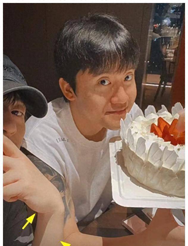 30岁邓伦为纹身男庆生,胡子邋遢,手臂变粗,颜值被友人比下去!