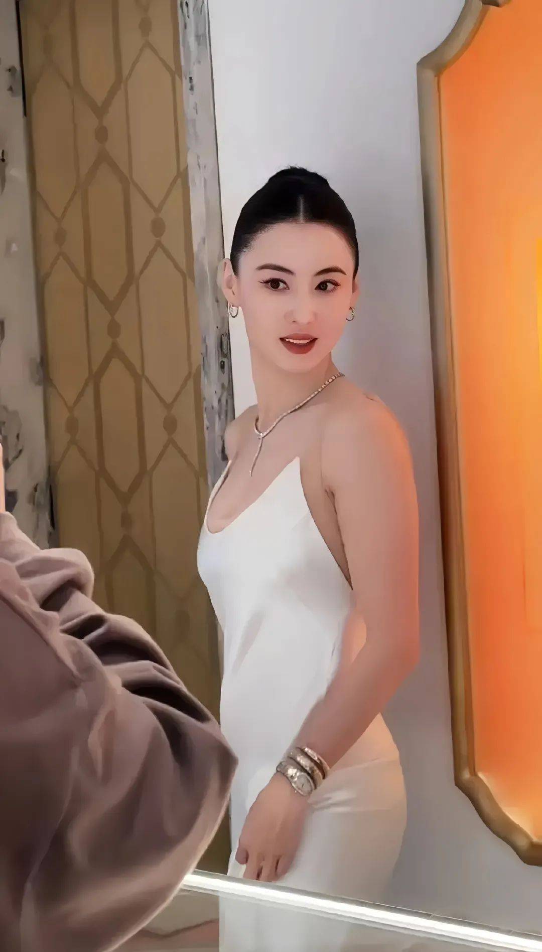 【张柏芝性感写真图】一袭吊带白裙,肤白皙如冬雪,身婀娜如灵蛇_活动