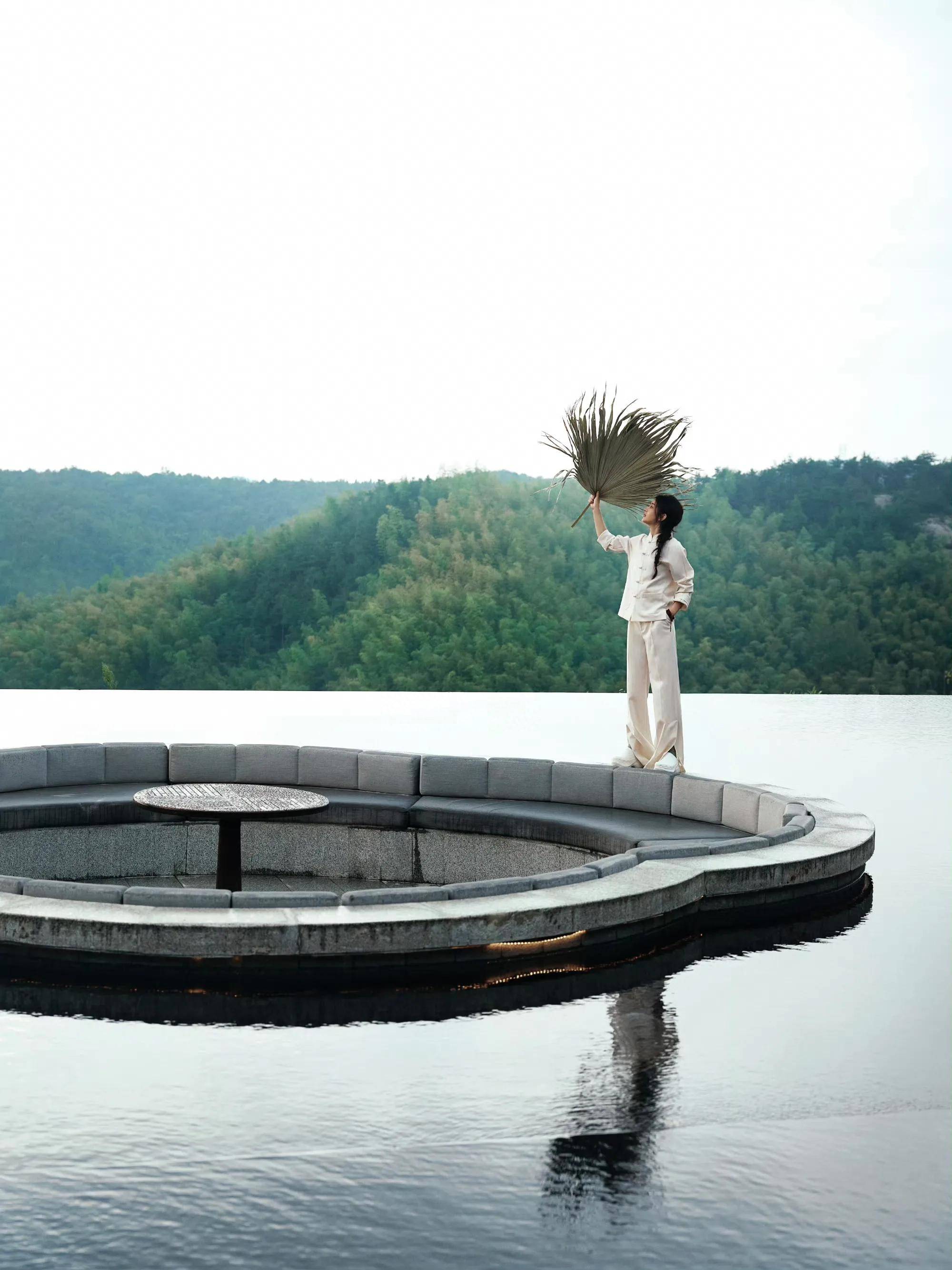 赵丽颖大红大绿好佛系,穿爱马仕斗篷配洞洞拖鞋,超凡脱俗!