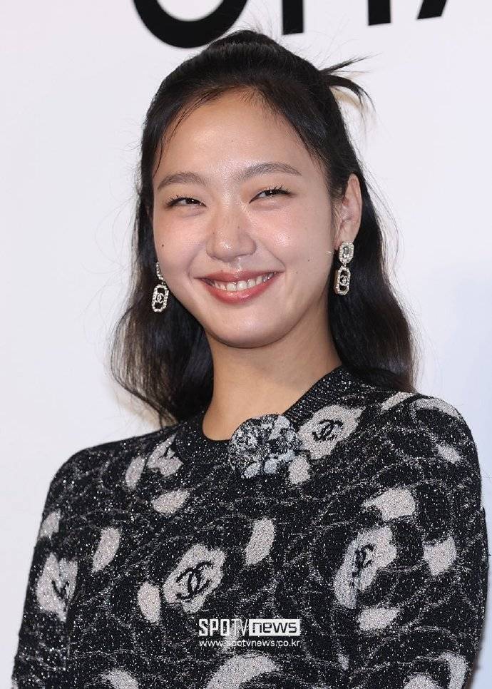 当然不是所有人都喜欢金高银,有人觉得她太过普通,有人觉得她非常可爱