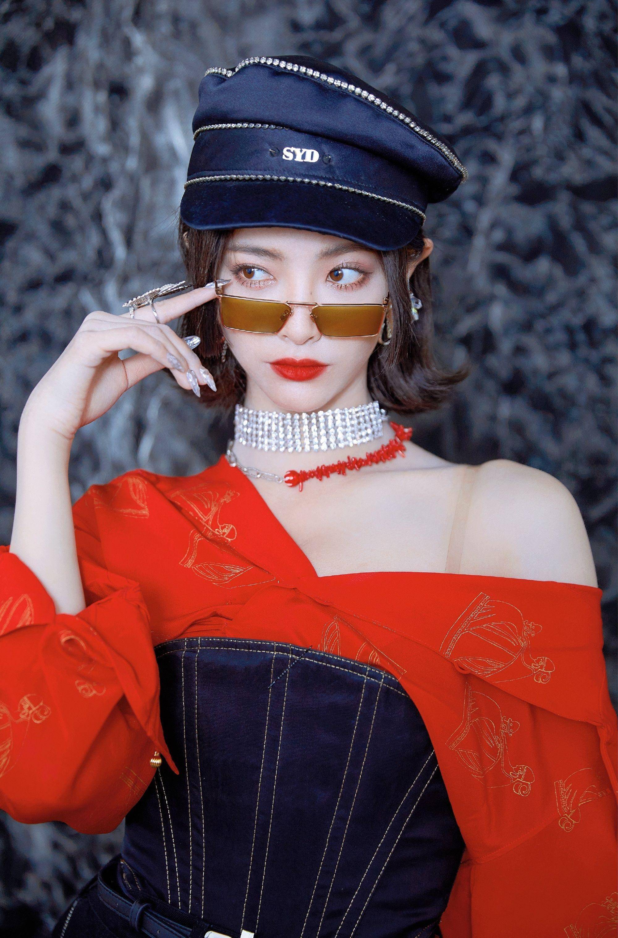 许佳琪走起时尚风?