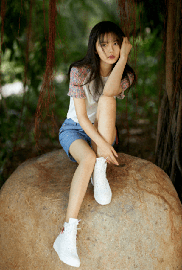 18岁赵今麦尝试"轻熟风",屋顶大片释出,这身材我羡慕_look_时尚_效果