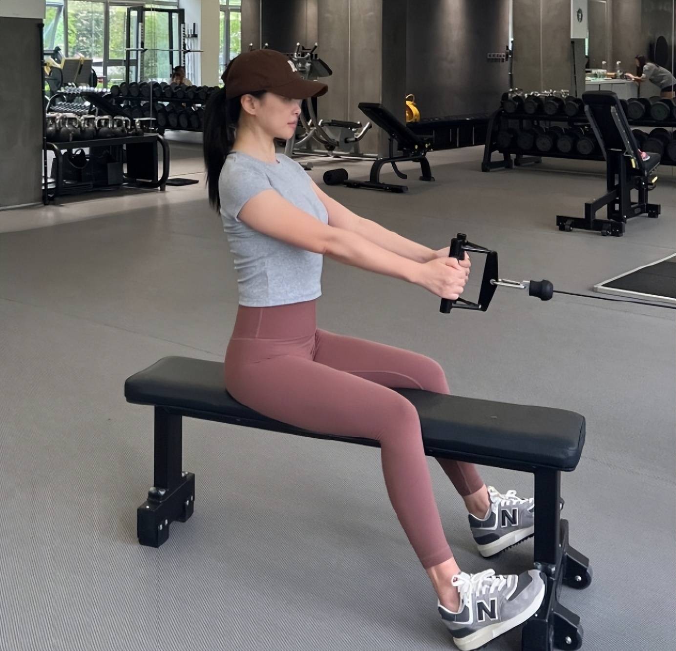 朱珠为好身材真拼了,灰色t恤酒红瑜伽裤秀宠儿身材,不愧为辣妈_健身