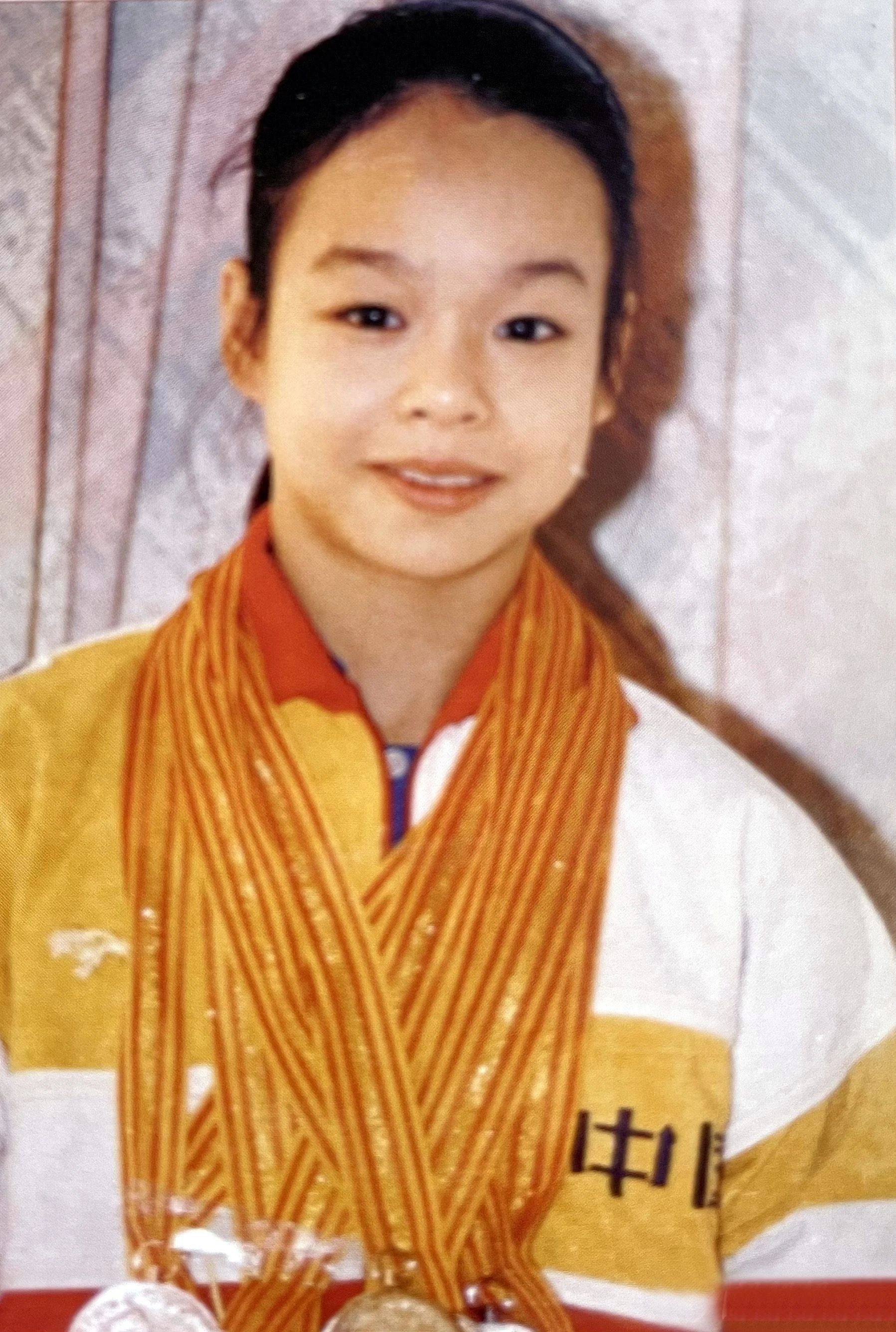 著名歌手光头李进与体操世界冠军杨波恋爱过为何56岁仍未婚?