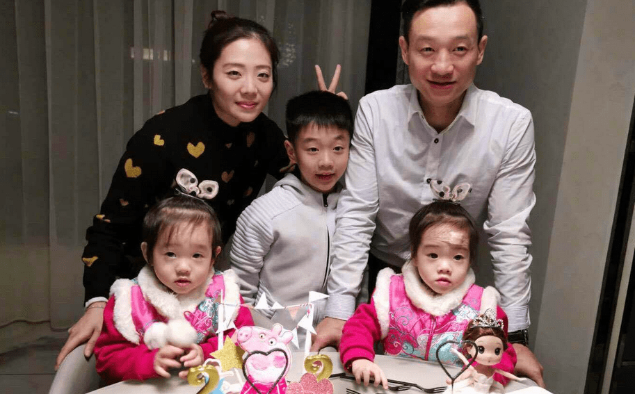 43岁杨威送双胞胎女儿上学,意外曝光学校周围豪宅,疑重男轻女_孩子