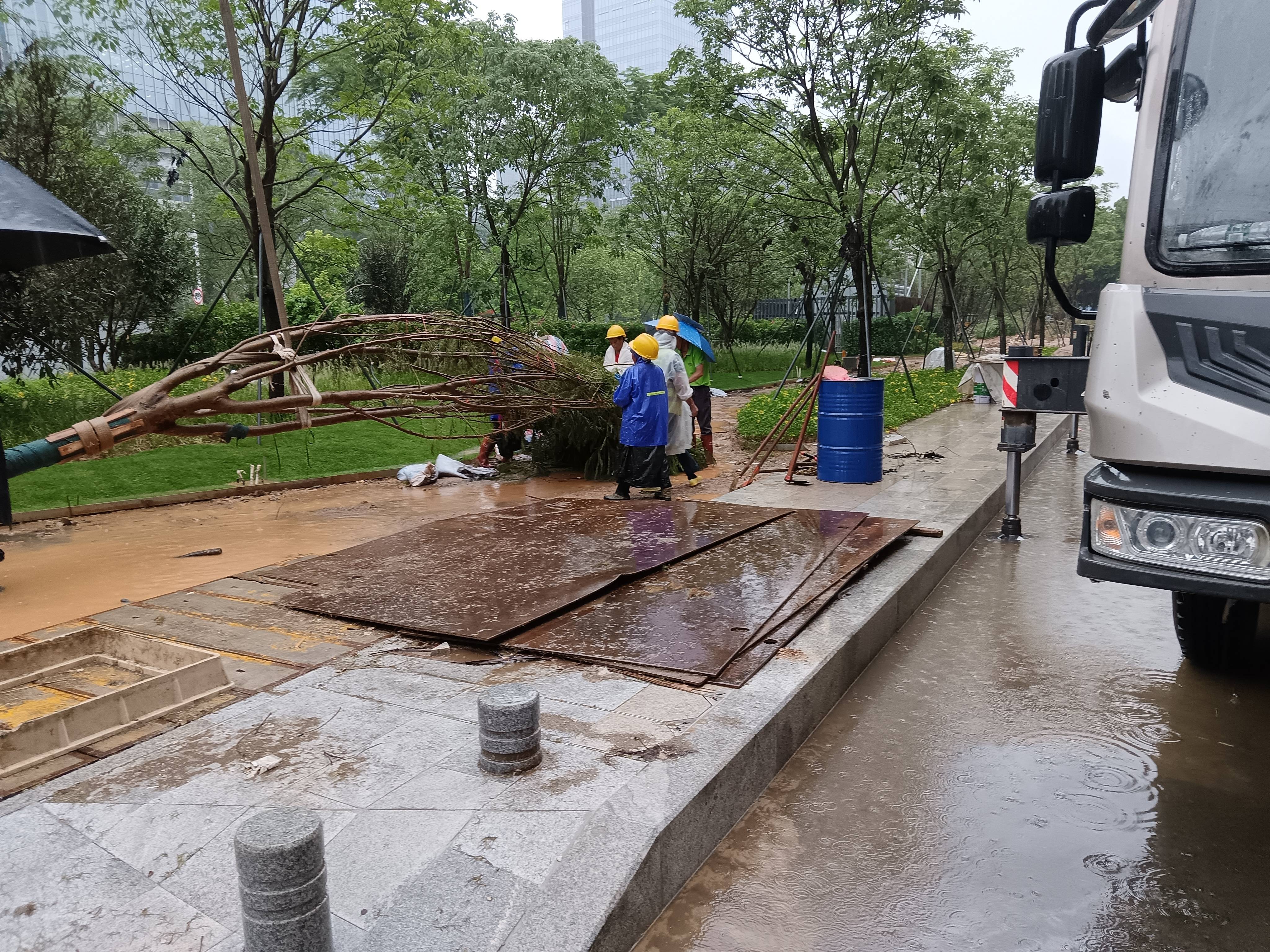 下雨天工地照片图片