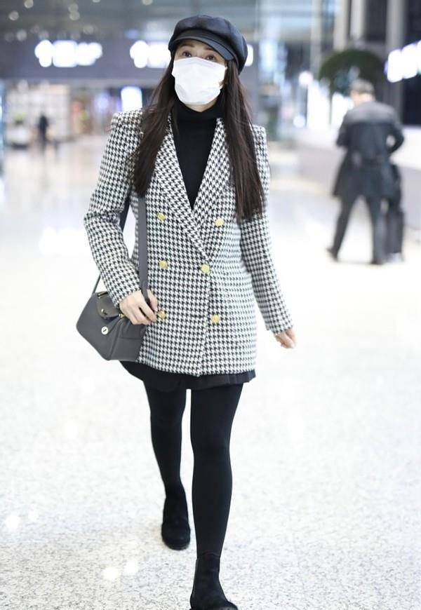 别看伊能静50多岁了,身材还是那么纤瘦,穿过膝靴还有空隙_西装_气质