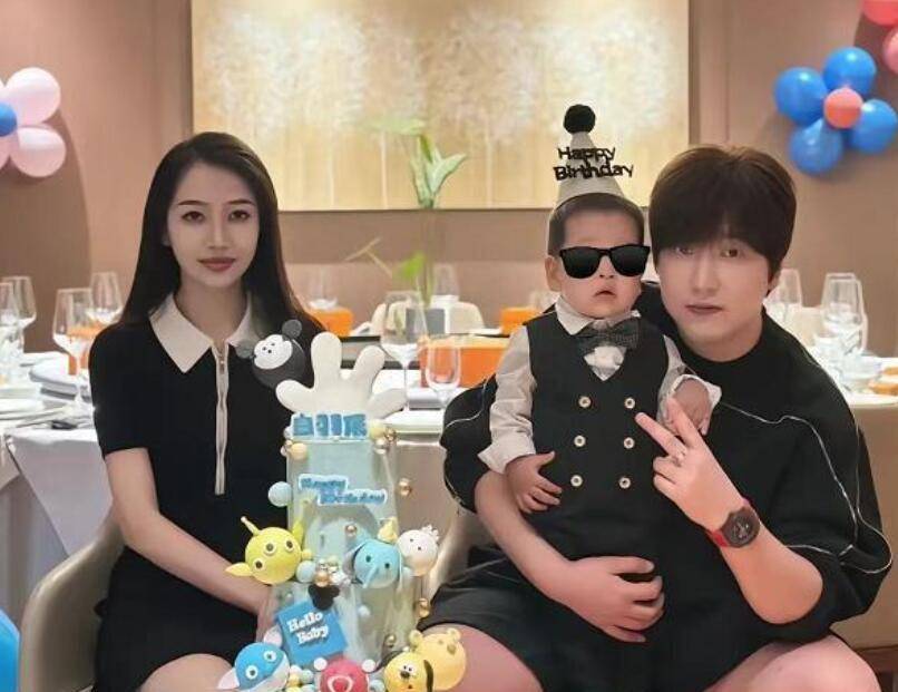 父母在他很小的时候就离婚了,父亲一个人带着他,白冰的父亲就是普通的